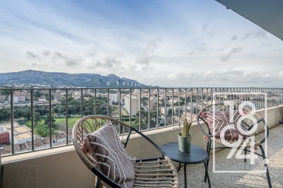 Appartement traversant de type 3 de 70m2 en étage élevé, entièrement rénové avec une terrasse vue mer et une cave.
