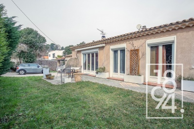 villa  À Vendre T5 + dépendances avec piscine