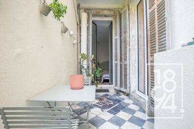 Appartement haussmannien de type 4 de 120m2 entièrement rénové avec une terrasse et une cave.