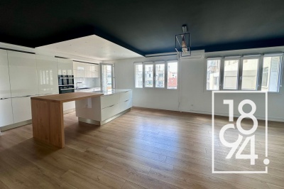 Appartement À Vendre T3 de 66m2 entièrement rénové, traversant, avec Balcon dans une résidence calme et bien entretenue idéalement situé quartier de St Victor Marseille 13007