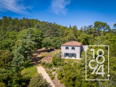 A vendre villa contemporaine de 228m2 avec vue exceptionnelle, prestations haut de gamme sur une parcelle de 1,2ha