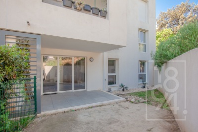 Appartement T3 en rez de jardin avec stationnement privé dans résidence récente et sécurisée dans le 13ème arrondissement de Marseille.