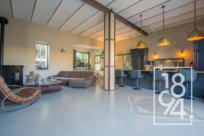 Loft contemporain traversant de type 3/4 de 118m2 entièrement rénové avec un jardin de 250m2 et une place de parking..