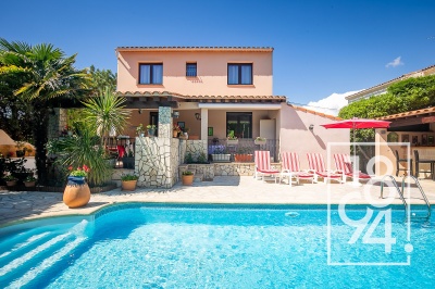 Maison familiale avec jardin, piscine au sel et garage – Secteur Casamance
