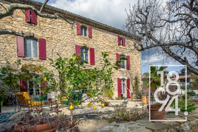Bastide de charme du XIXème siècle de 450m2 de 9 pièces sur un terrain de 1600m2 avec dépendance, piscine, cuisine d'été et garage.
