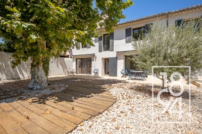 Maison contemporaine de 6 pièces de 171m2 en R+1, terrain de 900 m2 avec une piscine et un pool house.