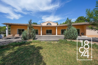Maison 3 chambres avec terrasse et garage à louer à l'année sur Grimaud