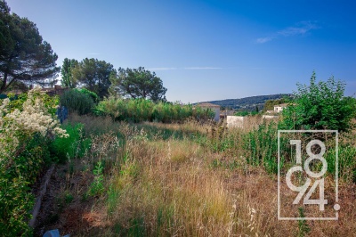 Magnifique Terrain de 809m2 Constructible Libre de Tout Constructeur, permis déposé et accepté.