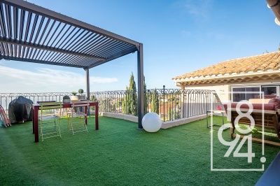 Maison Atypique de type 4 de 125m2 en R+1 avec piscine ,terrasse et un garage.