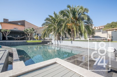 Villa contemporaine de 6/7 pièces en R+1 de 250m2 sur un terrain de 1000m2 avec une piscine, un double garage et un pool house.