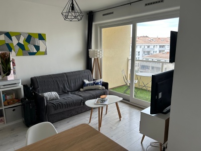 Appartement de type 1/2 de 30m2 en étage élevé, entièrement rénové avec un balcon et ascenseur.