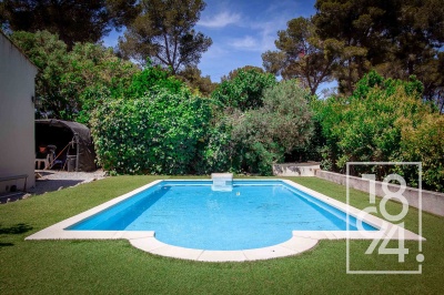 Demeure Familiale de 118m2, T5 en bordure de Castillon, jardin, piscine, garage, dépendances.