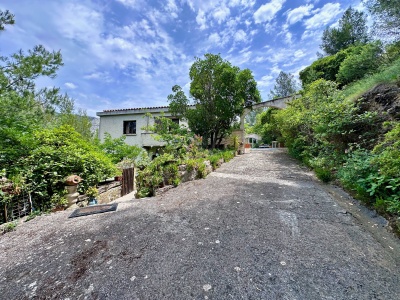 Maison À Vendre de 260m2 sur une parcelle de 8700m2