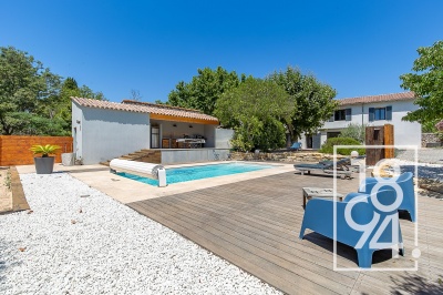 Maison contemporaine de 6 pièces de 171m2 en R+1, terrain de 900 m2 avec une piscine et un pool house.