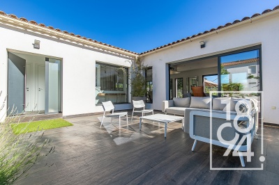 Maison contemporaine traversante de 4 pièces de 165m2 en R+1 sur un terrain de 1200m2 avec une piscine et un sous sol.