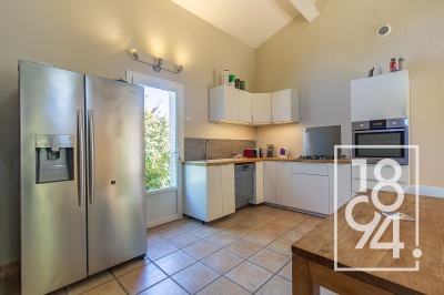 Maison de plain -pied de 99m2 sur 1365m2 de terrain avec terrasse et double garage à Mallemort