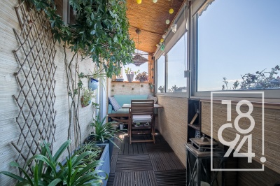 Appartement entièrement rénové de type 3 de 85m2 en dernier étage avec 2 loggias et une place privative.