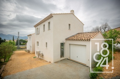 Maison de 4 pièces en R+1 de 85m2 sur un terrain de 400m2 avec un garage.