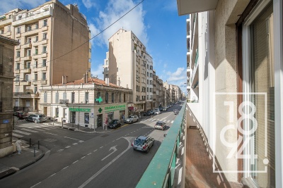 Appartement haussmannien traversant de type 4 de 93m2 entièrement rénové avec 2 balcons, un ascenseur et une cave.