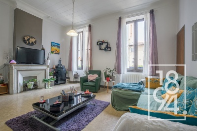 Appartement traversant de type 3 de 84m2 au premier étage avec une cave.