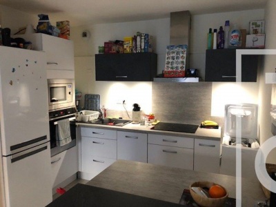 Appartement T2 de 42m2 avec terasse de 13m2 environ et place de parking dans résidence récente au coeur de la Duranne