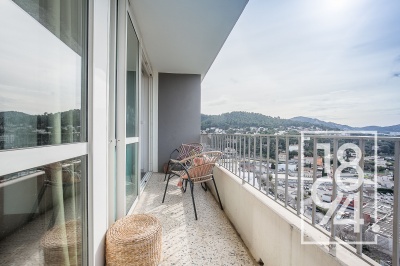 Appartement traversant de type 3 de 70m2 en étage élevé, entièrement rénové avec une terrasse vue mer et une cave.