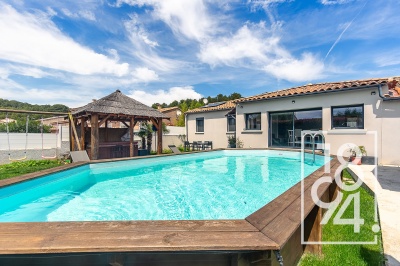Maison traversante de 5 pièces de plain-pied de 130m2 sur un terrain de 420m2 avec un garage, une piscine.et un jacuzzi.