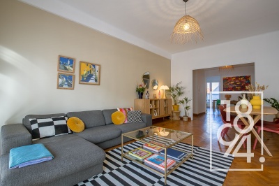 Appartement haussmannien traversant de type 4 de 93m2 entièrement rénové avec 2 balcons, un ascenseur et une cave.
