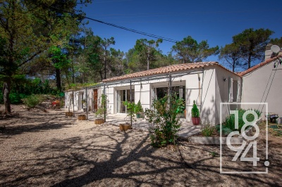 Maison de type 6 de plain-pied de 190m2 + dépendance 40m2 sur un terrain de 6690m2.
