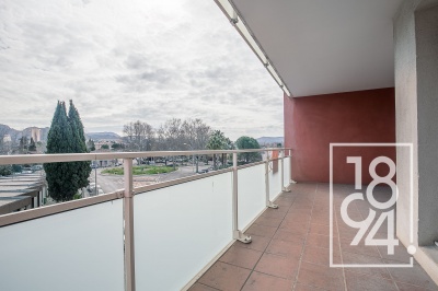 Appartement 3 pièces de 70m2 avec un Box, terrasse et ascenseur.