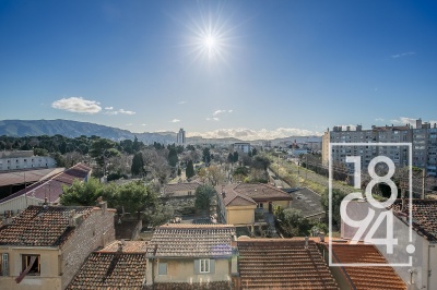 Appartement traversant de type 2/3 de 56 m2 avec un balcon, une cave et un ascenseur.