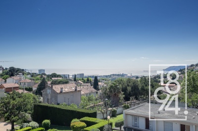Appartement  T3 en dernier étage avec une belle  vue mer