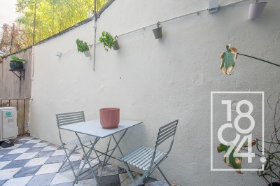 Appartement haussmannien de type 4 de 120m2 entièrement rénové avec une terrasse et une cave.