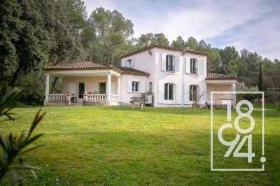 Maison À Vendre Villa 6 pièces sur un terrain de 4700 m² avec pool house ,piscine et parkings