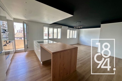 Appartement À Vendre T3 de 66m2 entièrement rénové, traversant, avec Balcon dans une résidence calme et bien entretenue idéalement situé quartier de St Victor Marseille 13007