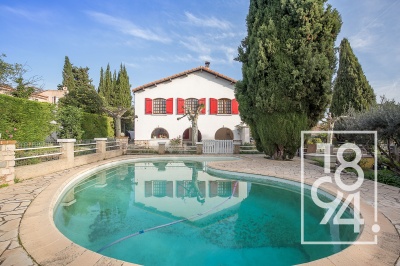 Maison de 7/8 pièces en R+1 de 190m2 sur un terrain de 1220m2 avec une piscine, un garage double et un studio indépendant.