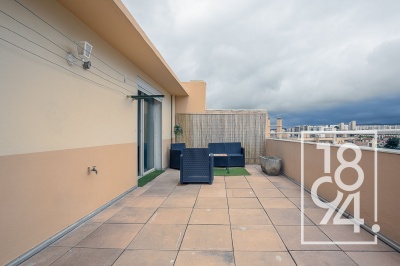 Traversant de type 2 de 40 m² en dernier étage avec terrasse ,parking et cave .
