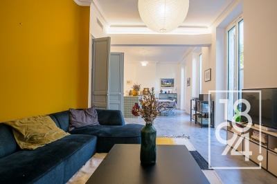 Appartement haussmannien de type 4 de 120m2 entièrement rénové avec une terrasse et une cave.