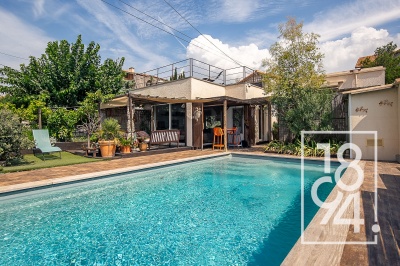 Maison traversante de 5 pièces en R+1 de 116m2 vue mer sur un terrain de 450m2 avec une piscine, un toit terrasse et un garage.
