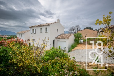 Maison de 4 pièces en R+1 de 85m2 sur un terrain de 400m2 avec un garage.