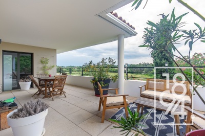 Appartement en dernier étage de type 5 de 105m2 avec une une terrasse de 60m2, piscine et ascenseur.