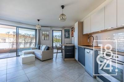 Appartement T2 avec terrasse et garage fermé dans résidence récente.