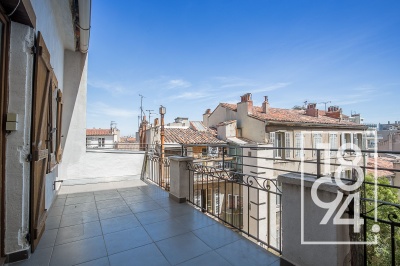 Appartement traversant de type 2/3 de 86m2 en dernier étage avec une terrasse.