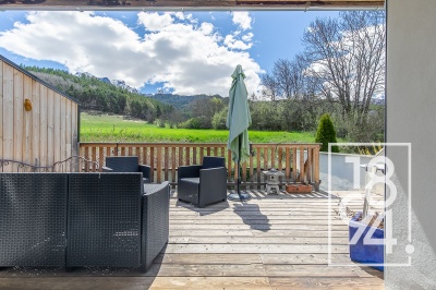 Appartement avec terrasse, jardinet et place de parking
