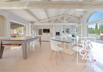 Propriété de 292m2 en position dominante avec vue mer à Gassin