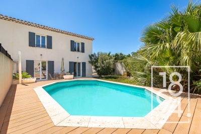Maison de 6 pièces en R+1 de 125m2 sur un terrain de 250m2 avec une piscine et 2 garages.
