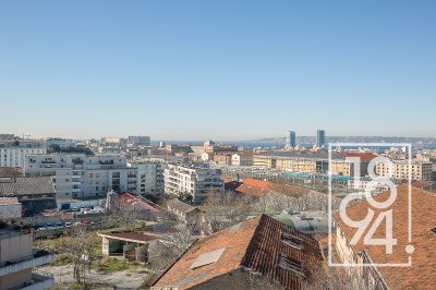 Appartement À Vendre T4 de 108m2 Proximité Parc Longchamp avec extérieurs, vue sur la ville et la mer, place de parking privative.