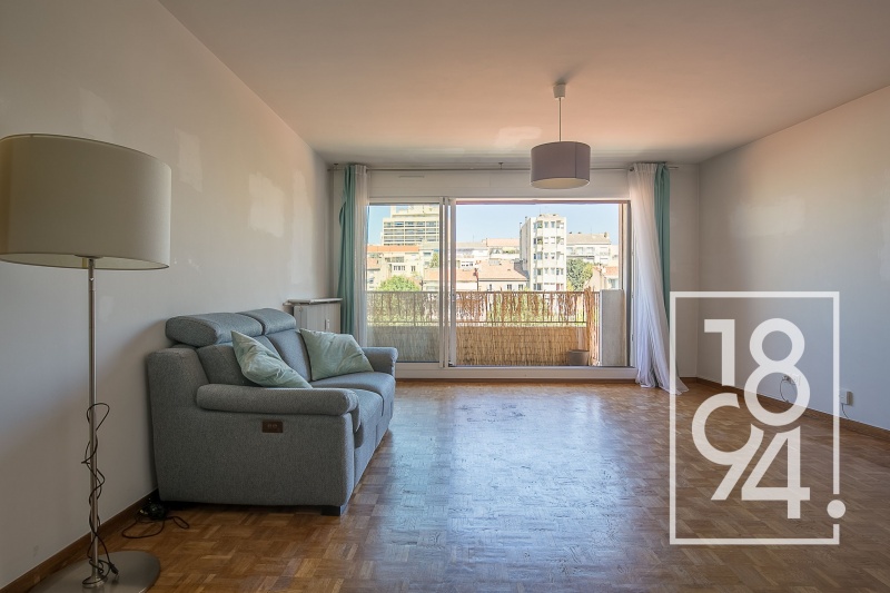Appartement traversant de type 3 de 86m2 avec 2 balcons et une cave.