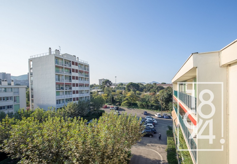Appartement traversant de type 4 de 86 m² rénové  en dernier étage avec balcon, parking et  cave