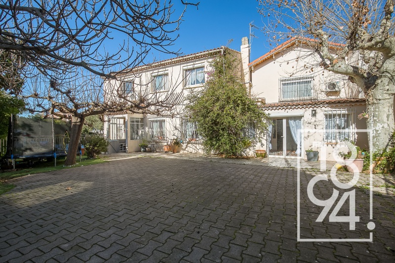 Propriété  À Vendre Villa T6 de 197m2 + Dépendance T2 de 56m2 avec piscine, jardin de 650m2 secteur de Montolivet